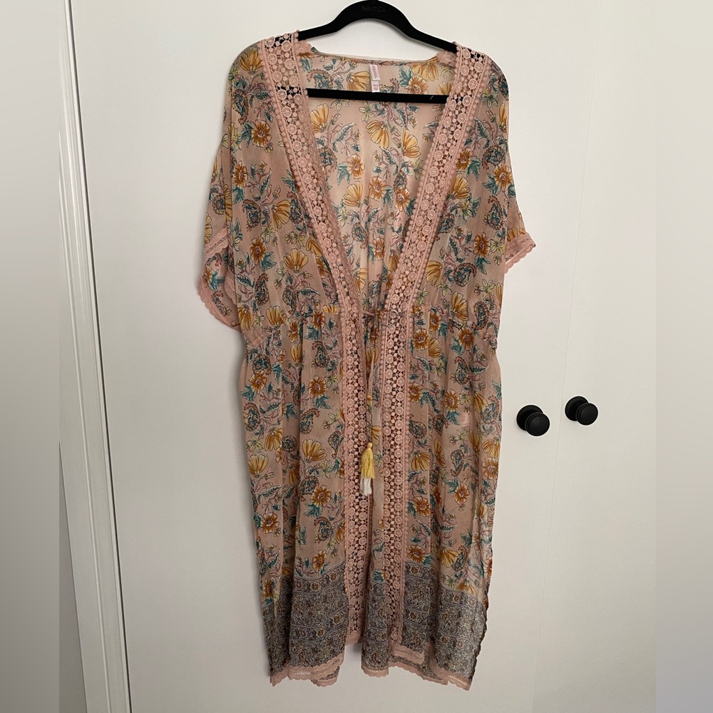 Floral kimono with lace trim